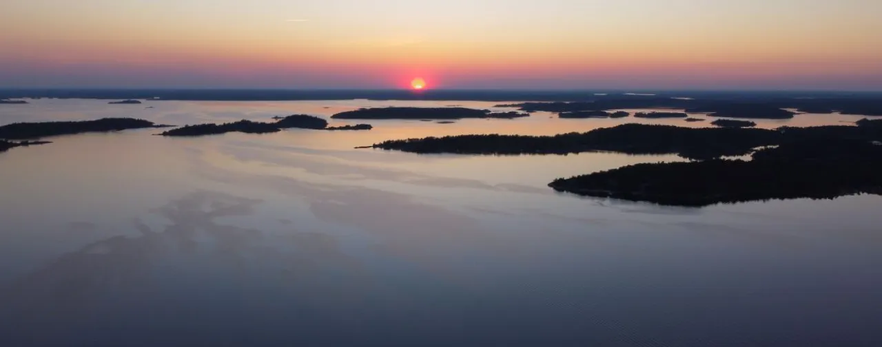 Stockholm skärgård i solnedgång