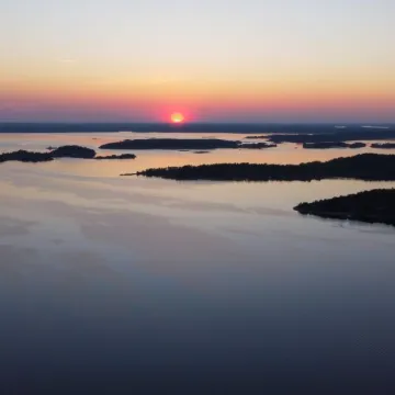 Stockholm skärgård i solnedgång