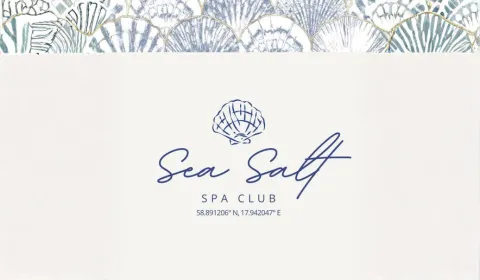 Vit skylt med snäckikon och blå texten "Sea Salt" samt "SPA CLUB" med koordinater under.